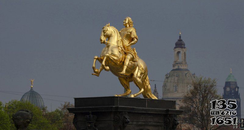 广场骑马的西方人物景观铜雕图片
