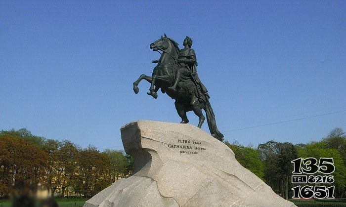 广场骑马的人物铜雕图片