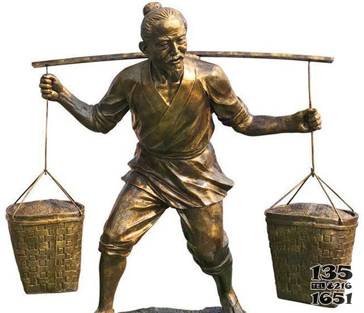 挑竹筐的人物铜雕图片