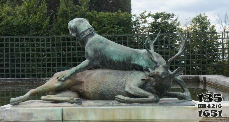 公园梅花鹿和狗动物景观铜雕图片