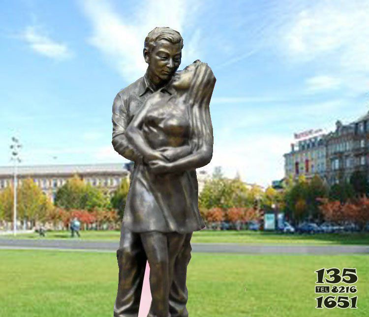 广场铜雕情侣人物雕塑图片