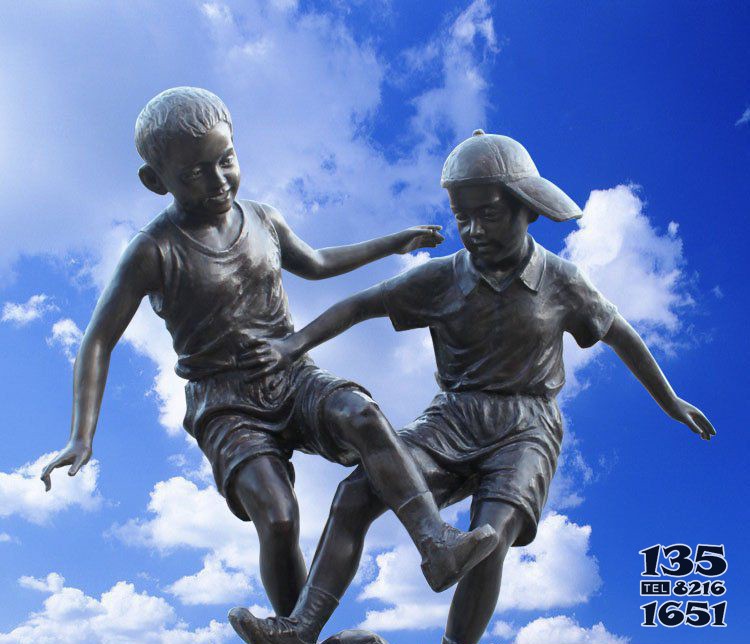 儿童踢球校园玻璃钢仿铜景观雕塑图片