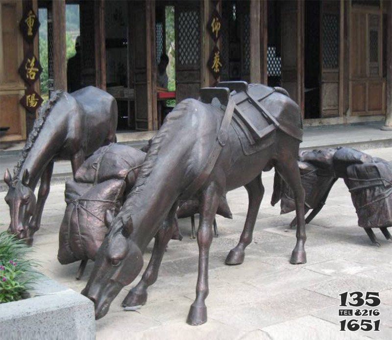 拖行李的马动物铜雕图片
