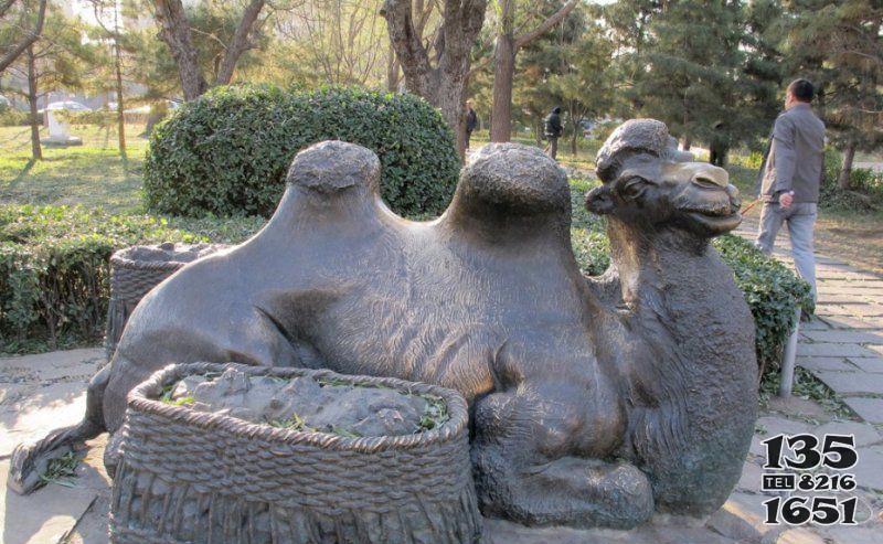 公园骆驼动物铜雕图片