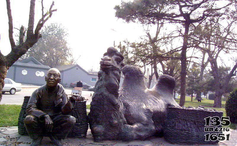 公园抽袋烟的老人和骆驼小品铜雕图片