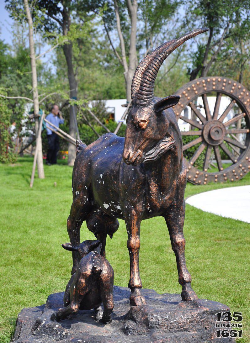 公园羊羔跪乳山羊铜雕图片