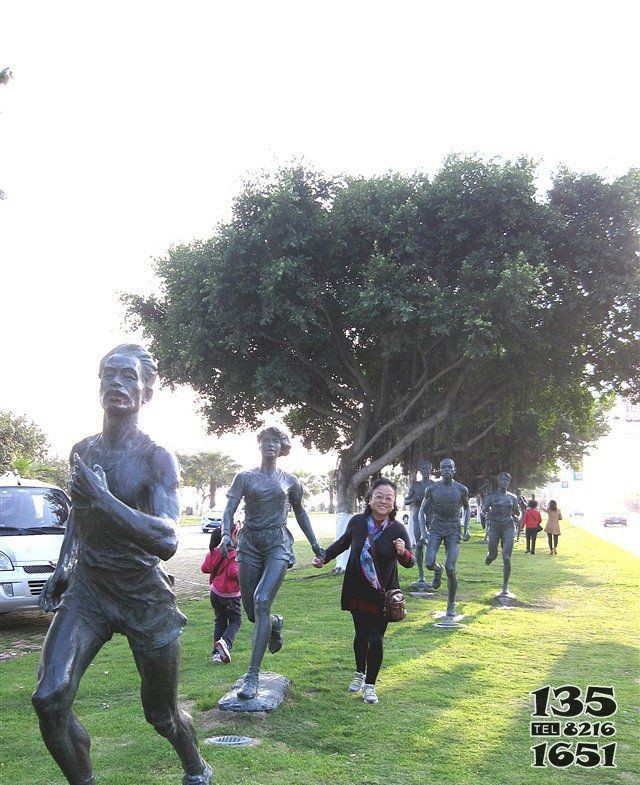 公园跑步的人物小品铜雕图片