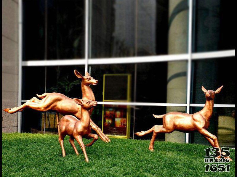 公园铜雕奔跑小鹿动物雕塑图片
