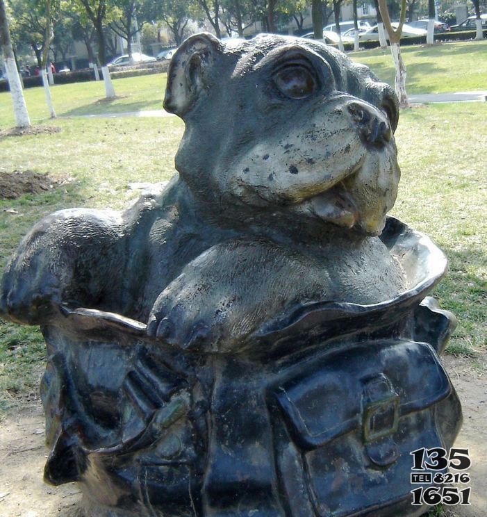 公园背书包的小狗动物铜雕图片