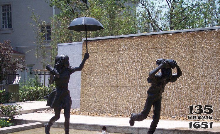 校园雨中的小学生人物铜雕图片