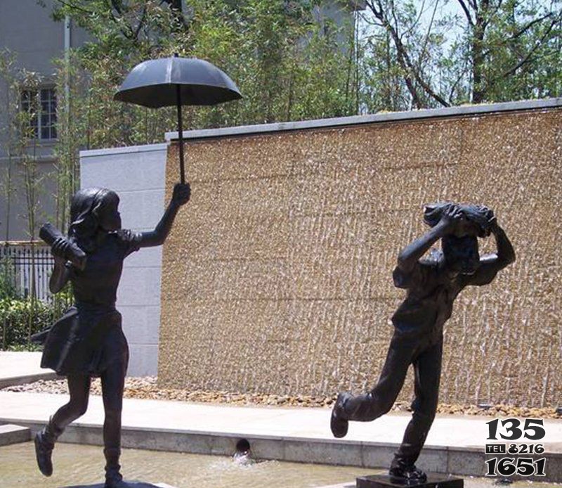 公园躲雨的小男孩和打伞的小女孩人物小品铜雕图片