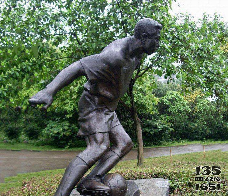 铜雕户外园林踢足球运动人物雕塑摆件图片