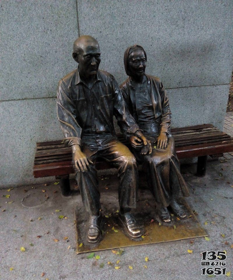 步行街坐在椅子上的老年夫妻小品铜雕图片